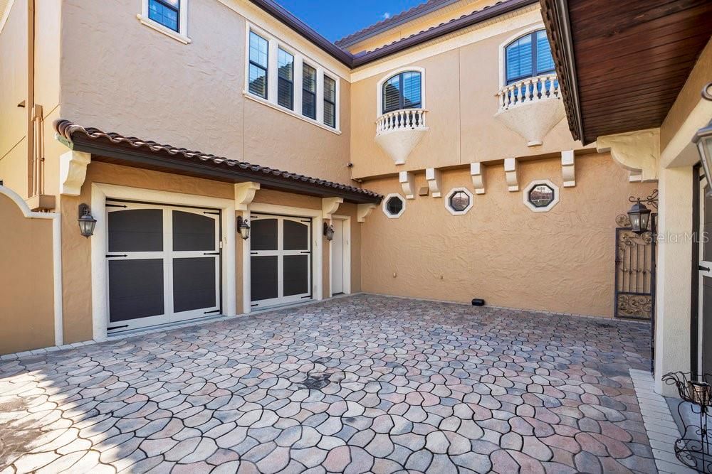 Activo con contrato: $2,190,000 (5 camas, 6 baños, 5838 Pies cuadrados)