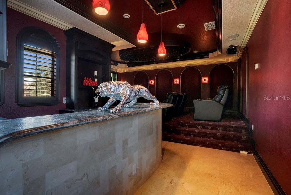 Activo con contrato: $2,190,000 (5 camas, 6 baños, 5838 Pies cuadrados)