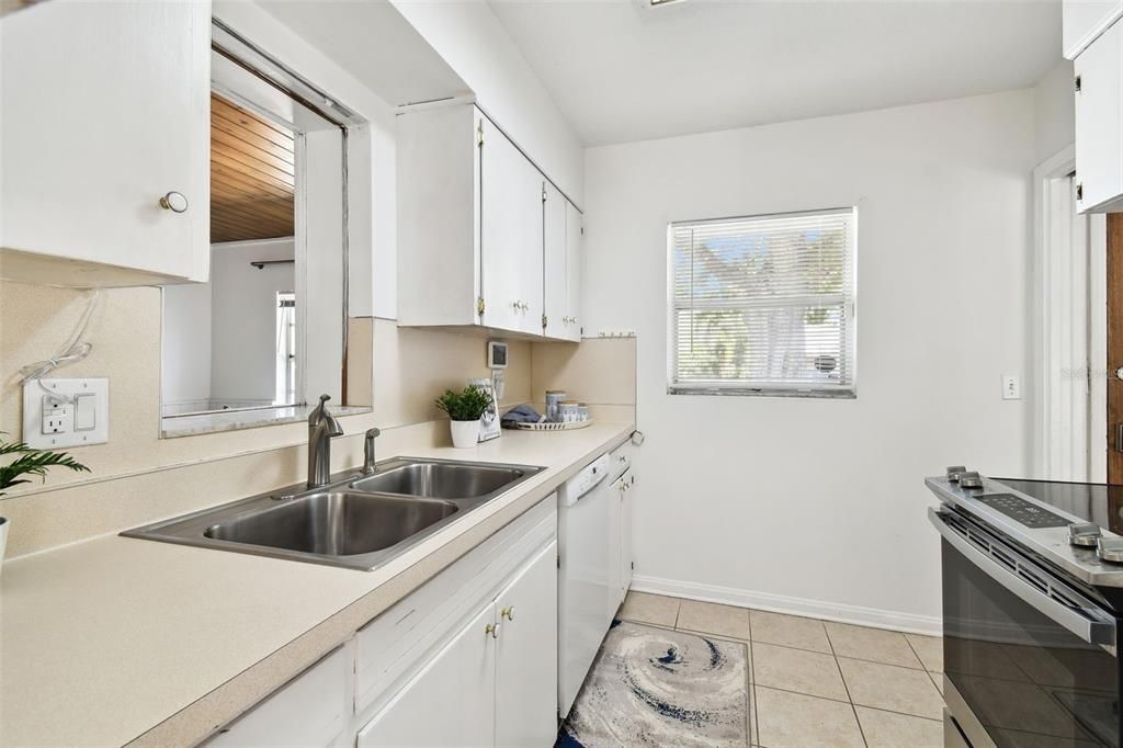 For Sale: $805,000 (3 beds, 2 baths, 1525 Square Feet)