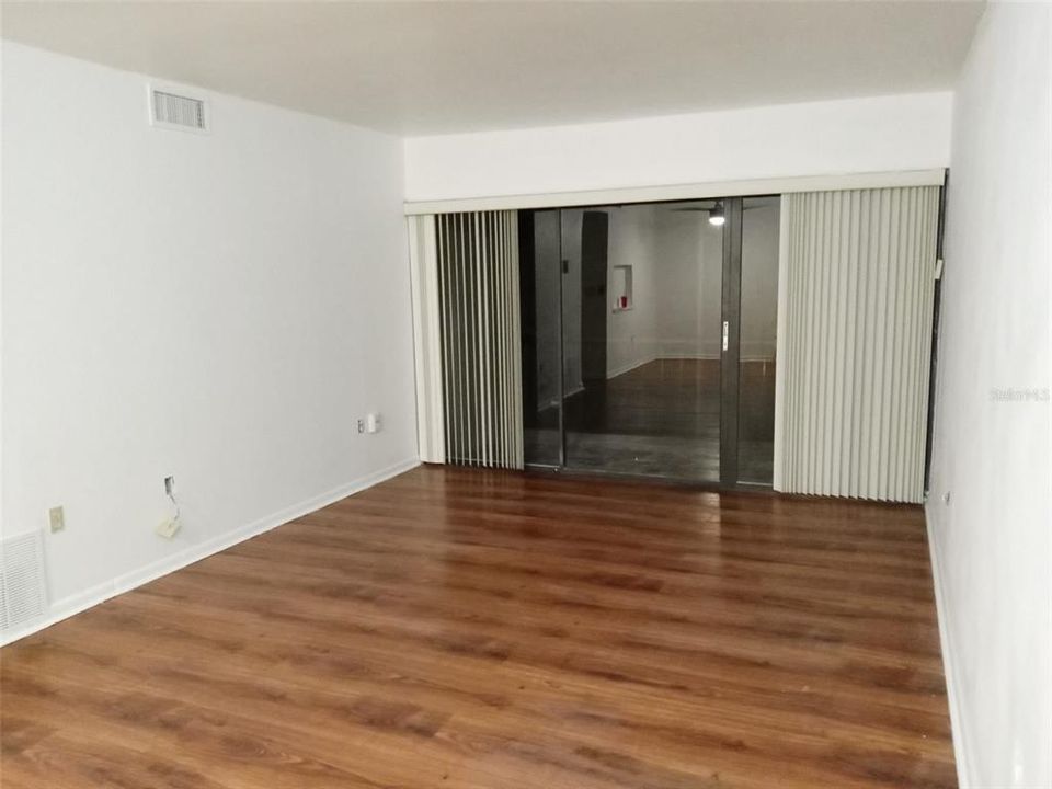 For Sale: $165,900 (2 beds, 2 baths, 828 Square Feet)