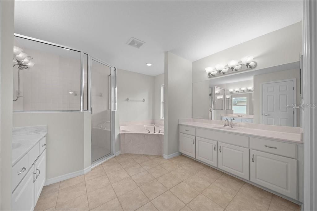 合同活跃: $439,000 (4 贝兹, 3 浴室, 2374 平方英尺)