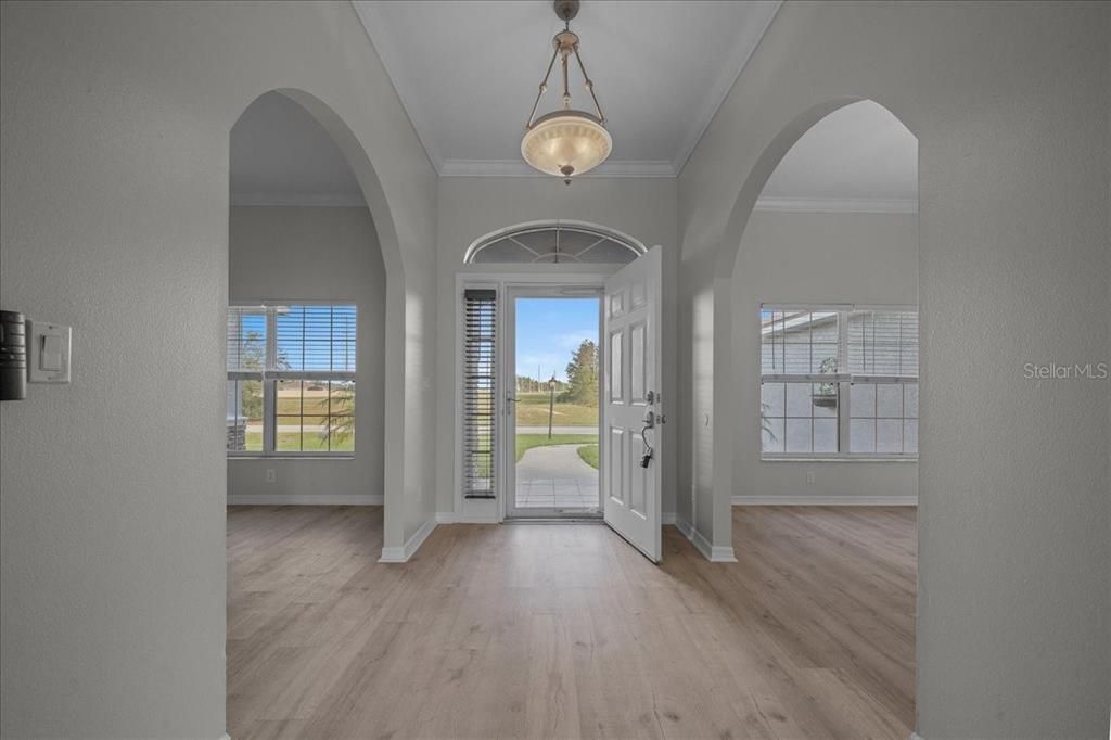 合同活跃: $439,000 (4 贝兹, 3 浴室, 2374 平方英尺)