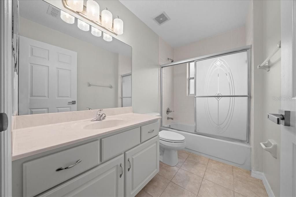 合同活跃: $439,000 (4 贝兹, 3 浴室, 2374 平方英尺)