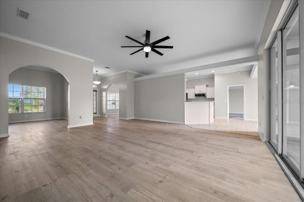 合同活跃: $439,000 (4 贝兹, 3 浴室, 2374 平方英尺)