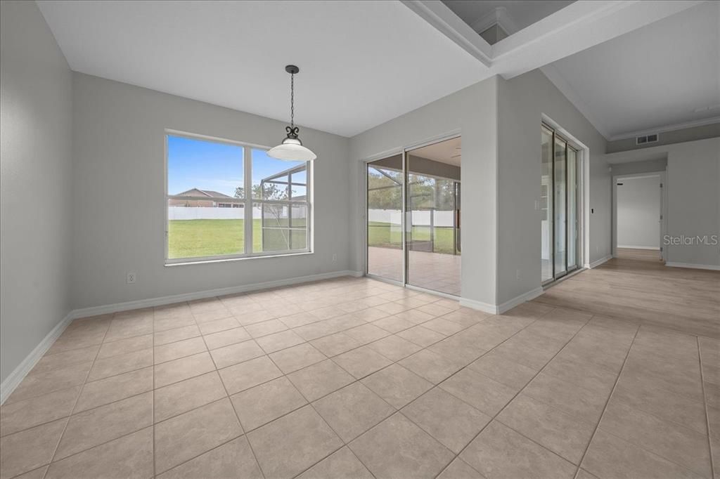 合同活跃: $439,000 (4 贝兹, 3 浴室, 2374 平方英尺)