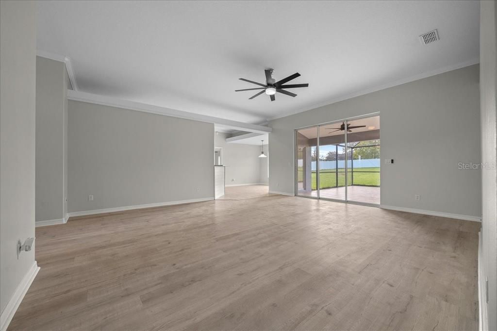 合同活跃: $439,000 (4 贝兹, 3 浴室, 2374 平方英尺)