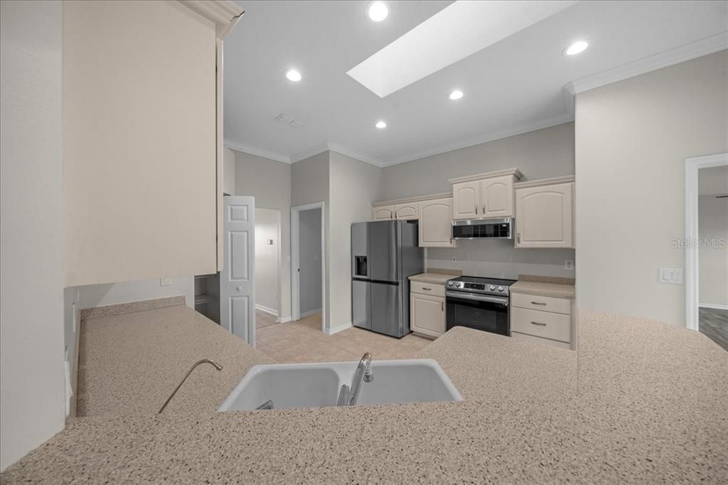 合同活跃: $439,000 (4 贝兹, 3 浴室, 2374 平方英尺)