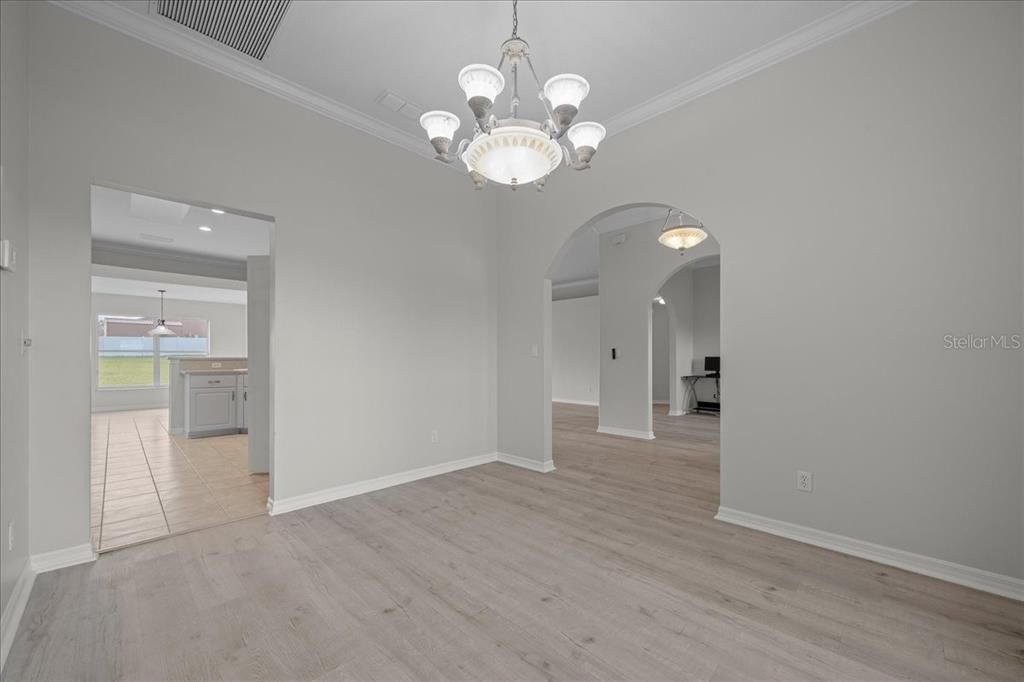 合同活跃: $439,000 (4 贝兹, 3 浴室, 2374 平方英尺)