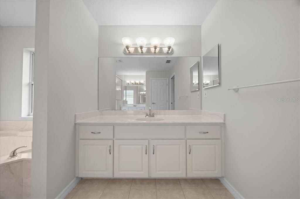 合同活跃: $439,000 (4 贝兹, 3 浴室, 2374 平方英尺)