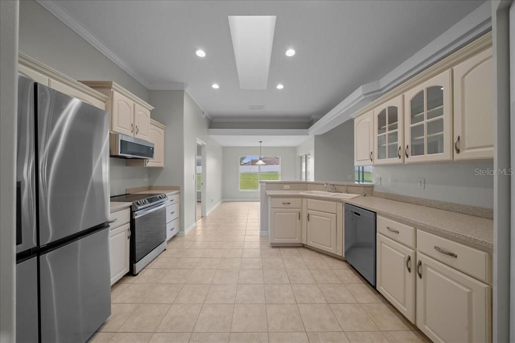 合同活跃: $439,000 (4 贝兹, 3 浴室, 2374 平方英尺)