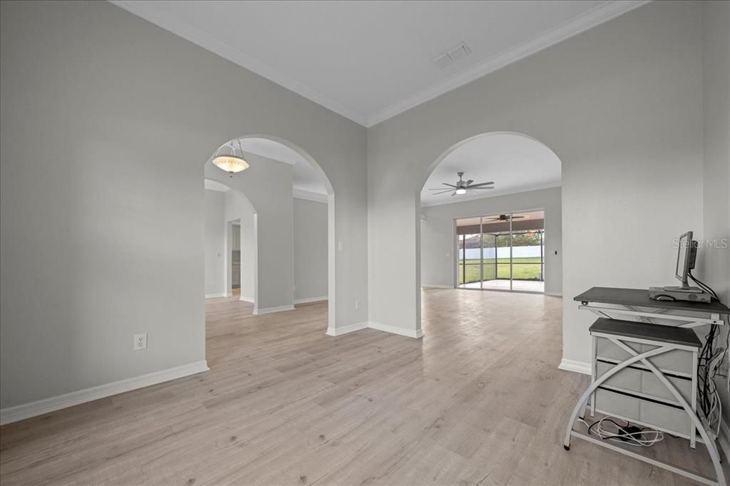 合同活跃: $439,000 (4 贝兹, 3 浴室, 2374 平方英尺)