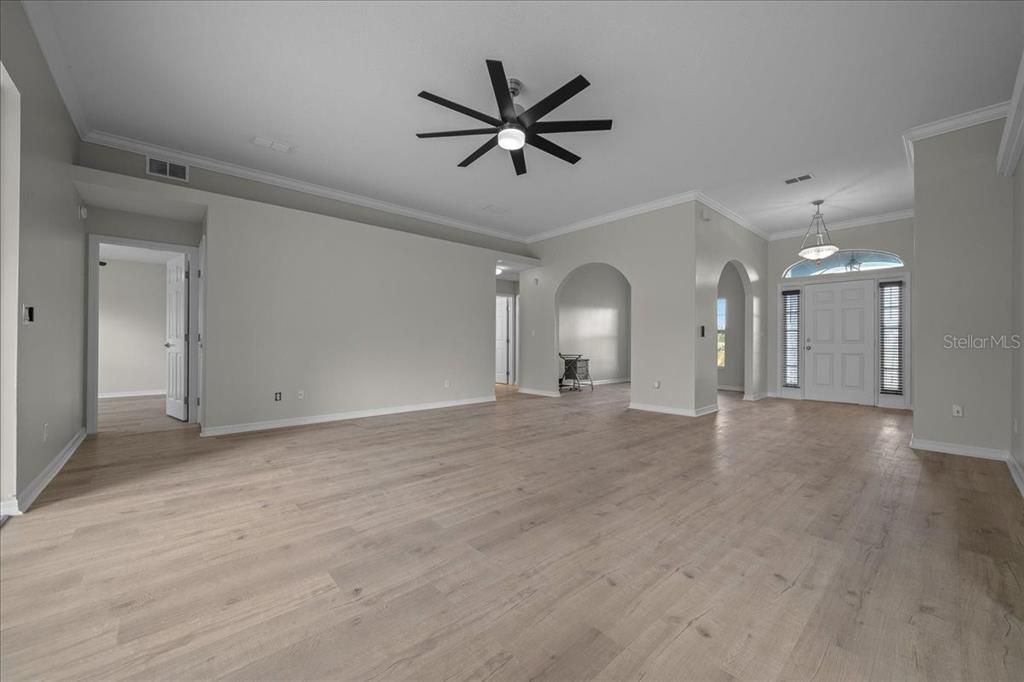 合同活跃: $439,000 (4 贝兹, 3 浴室, 2374 平方英尺)