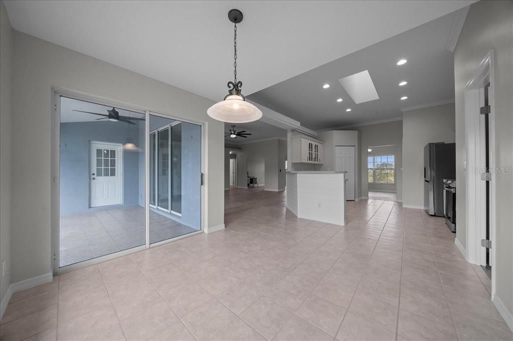 合同活跃: $439,000 (4 贝兹, 3 浴室, 2374 平方英尺)