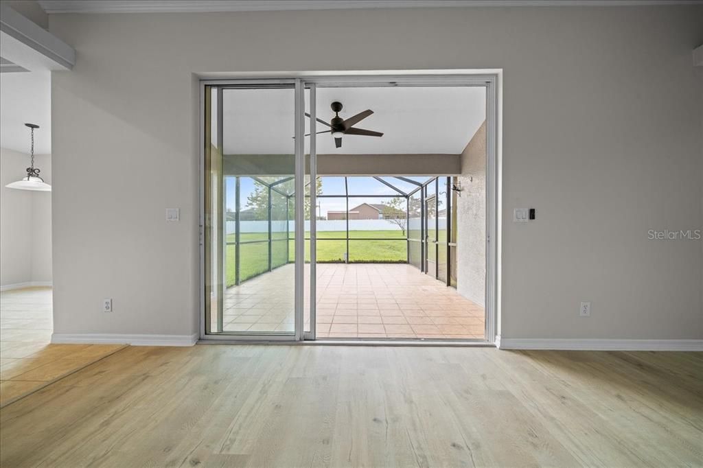 合同活跃: $439,000 (4 贝兹, 3 浴室, 2374 平方英尺)