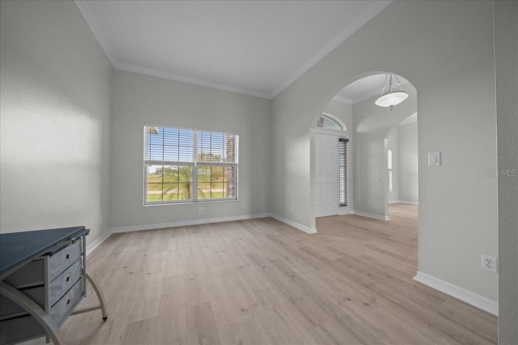 合同活跃: $439,000 (4 贝兹, 3 浴室, 2374 平方英尺)