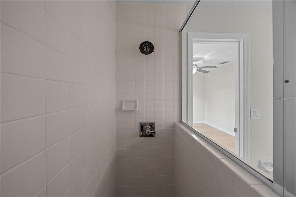 合同活跃: $439,000 (4 贝兹, 3 浴室, 2374 平方英尺)