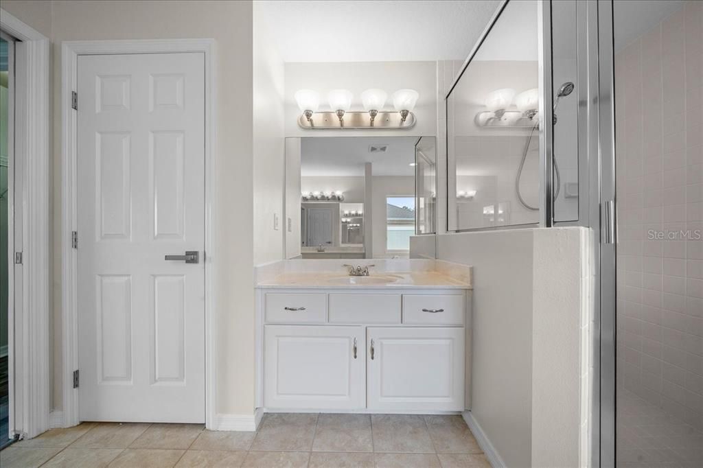 合同活跃: $439,000 (4 贝兹, 3 浴室, 2374 平方英尺)