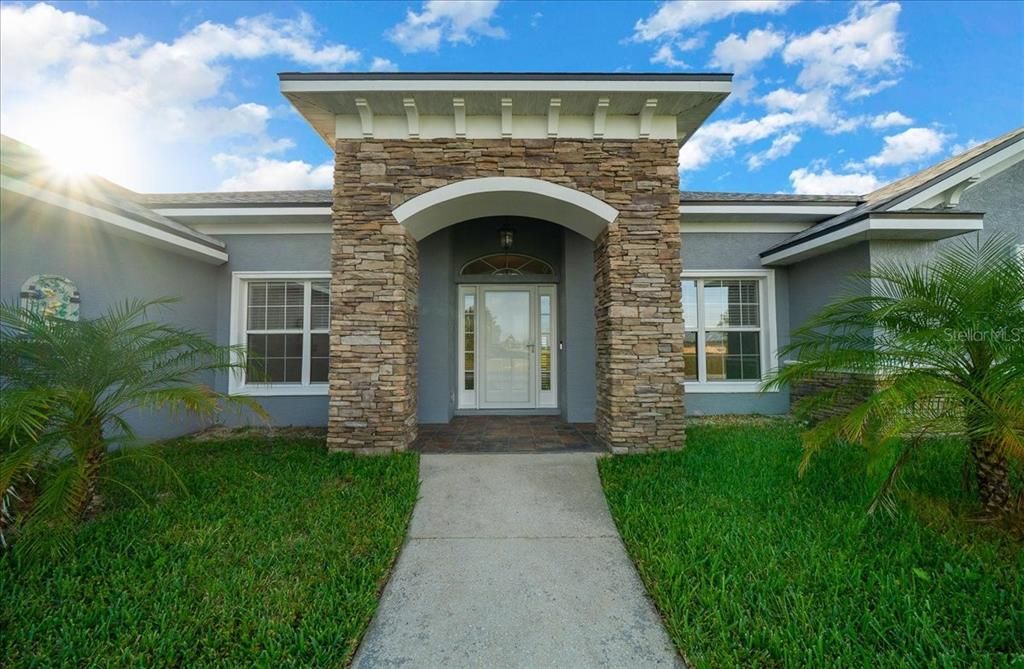 合同活跃: $439,000 (4 贝兹, 3 浴室, 2374 平方英尺)