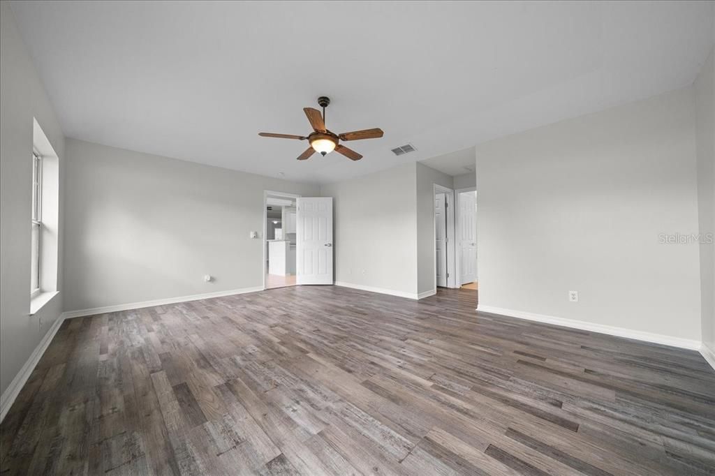 合同活跃: $439,000 (4 贝兹, 3 浴室, 2374 平方英尺)