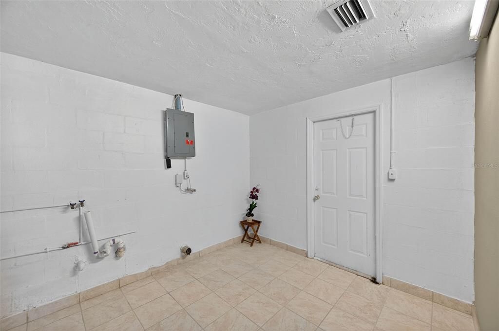 For Sale: $235,000 (3 beds, 1 baths, 1104 Square Feet)