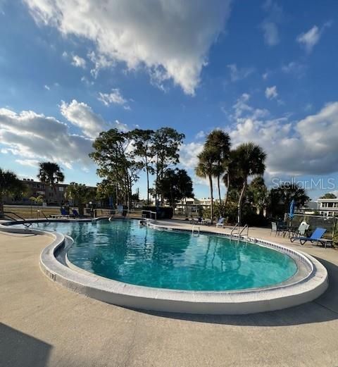 待售: $122,900 (2 贝兹, 2 浴室, 919 平方英尺)