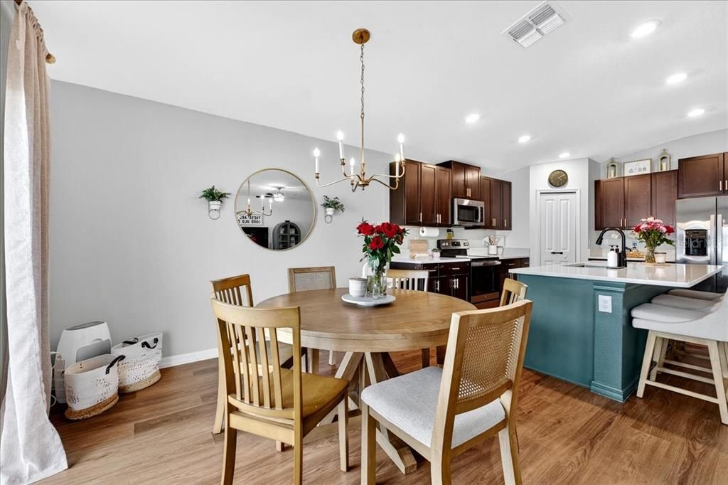 合同活跃: $309,900 (4 贝兹, 2 浴室, 1936 平方英尺)