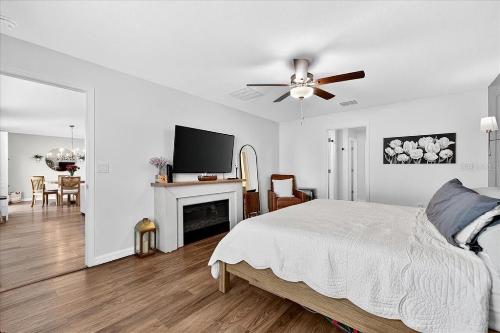 合同活跃: $309,900 (4 贝兹, 2 浴室, 1936 平方英尺)