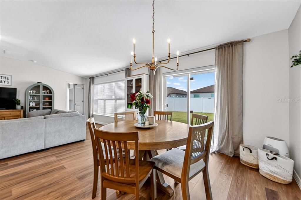 合同活跃: $309,900 (4 贝兹, 2 浴室, 1936 平方英尺)