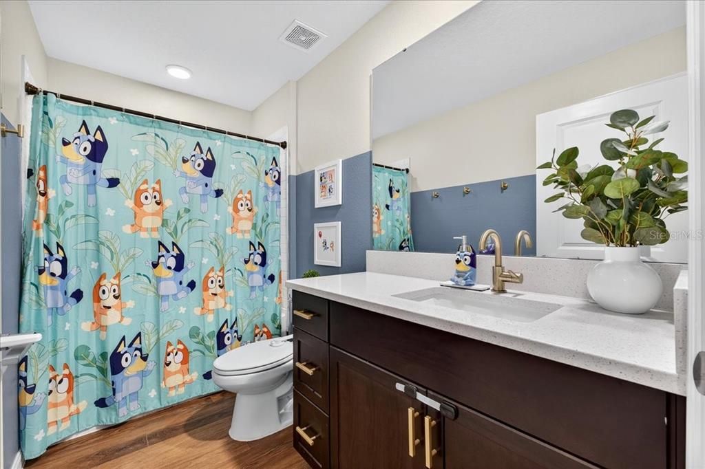 合同活跃: $309,900 (4 贝兹, 2 浴室, 1936 平方英尺)