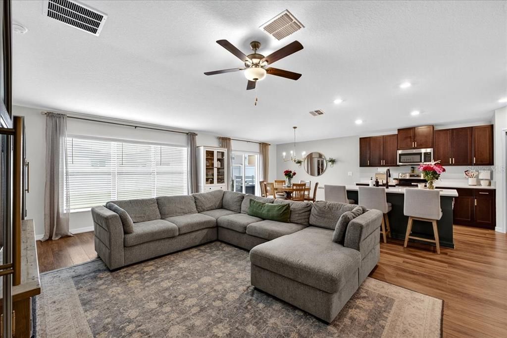 合同活跃: $309,900 (4 贝兹, 2 浴室, 1936 平方英尺)