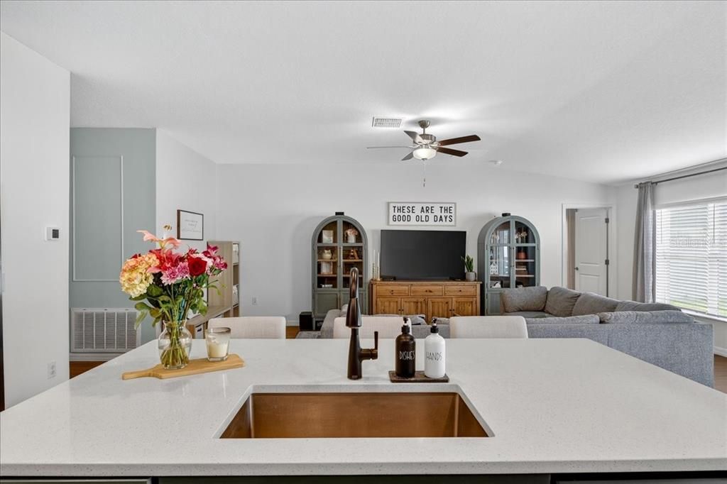 合同活跃: $309,900 (4 贝兹, 2 浴室, 1936 平方英尺)