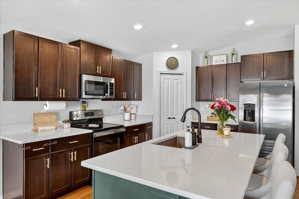 合同活跃: $309,900 (4 贝兹, 2 浴室, 1936 平方英尺)