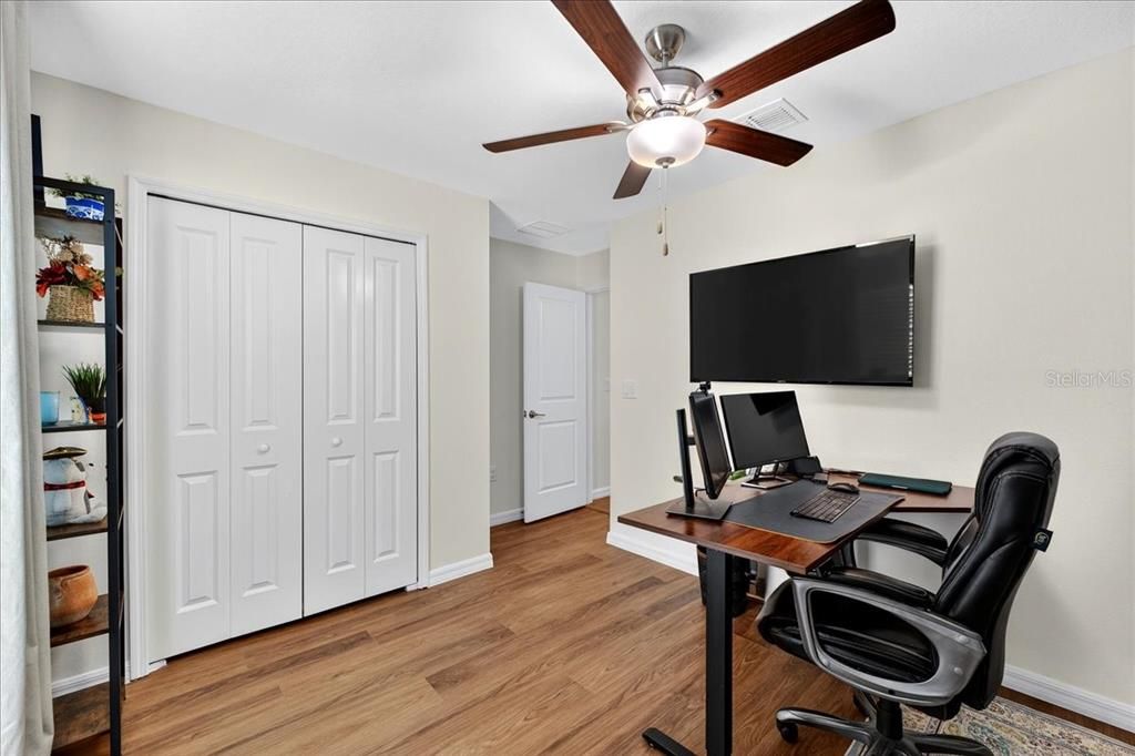 合同活跃: $309,900 (4 贝兹, 2 浴室, 1936 平方英尺)