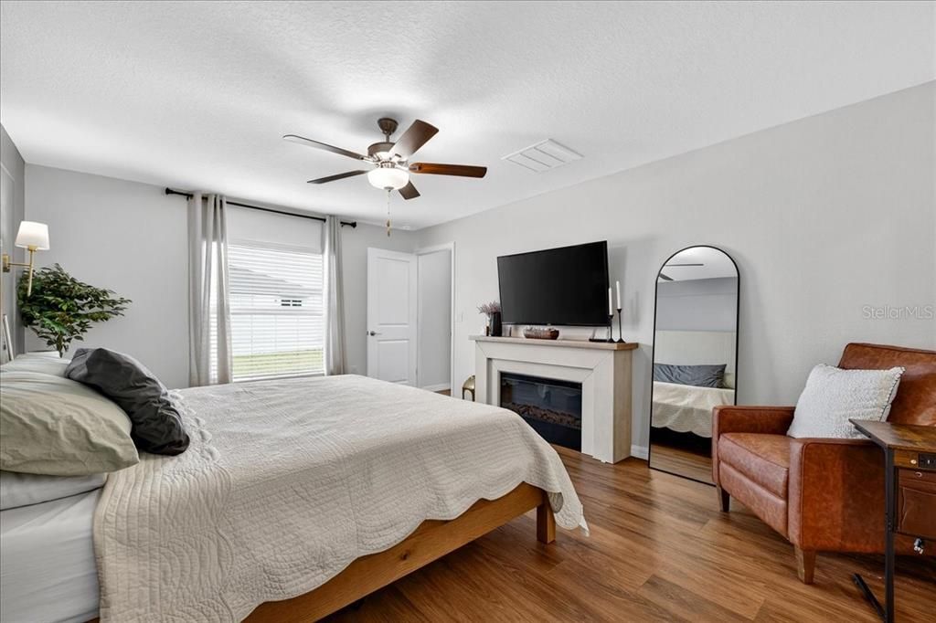 合同活跃: $309,900 (4 贝兹, 2 浴室, 1936 平方英尺)