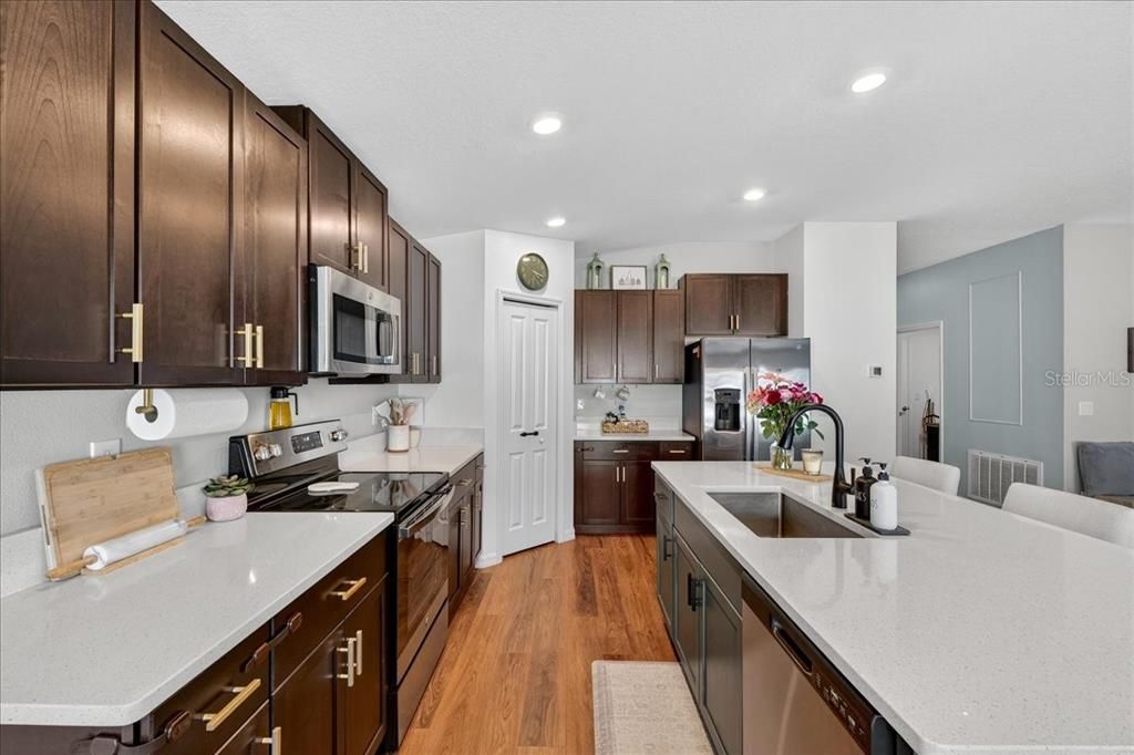 合同活跃: $309,900 (4 贝兹, 2 浴室, 1936 平方英尺)