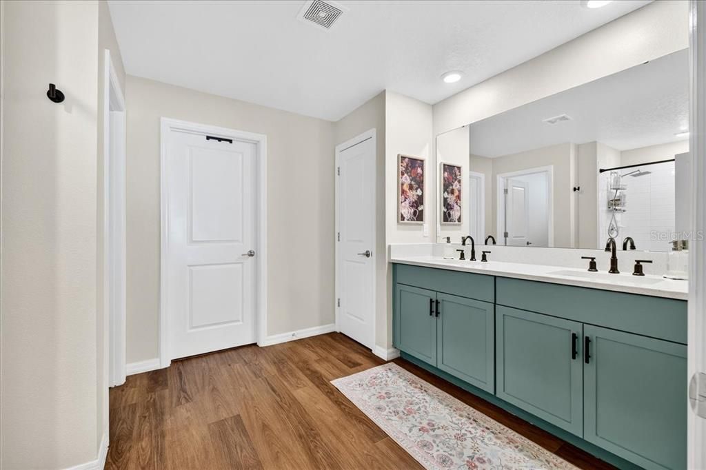 合同活跃: $309,900 (4 贝兹, 2 浴室, 1936 平方英尺)