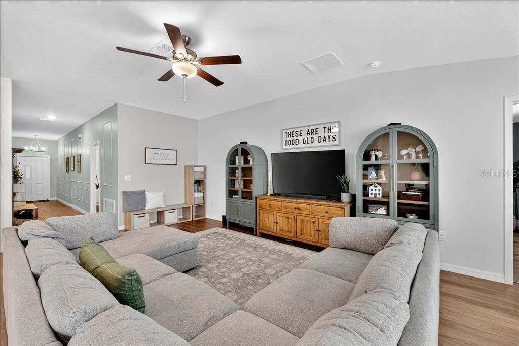 合同活跃: $309,900 (4 贝兹, 2 浴室, 1936 平方英尺)