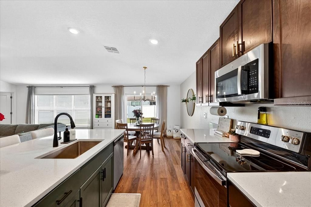 合同活跃: $309,900 (4 贝兹, 2 浴室, 1936 平方英尺)