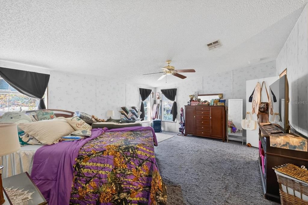 For Sale: $365,000 (4 beds, 2 baths, 2356 Square Feet)