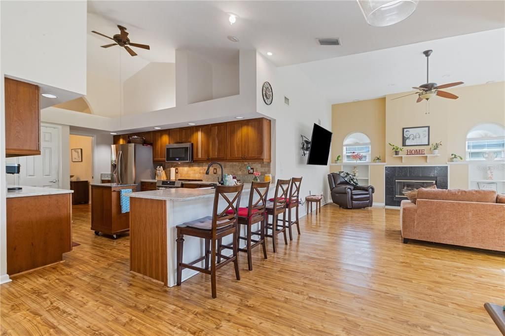 合同活跃: $448,900 (4 贝兹, 3 浴室, 3028 平方英尺)