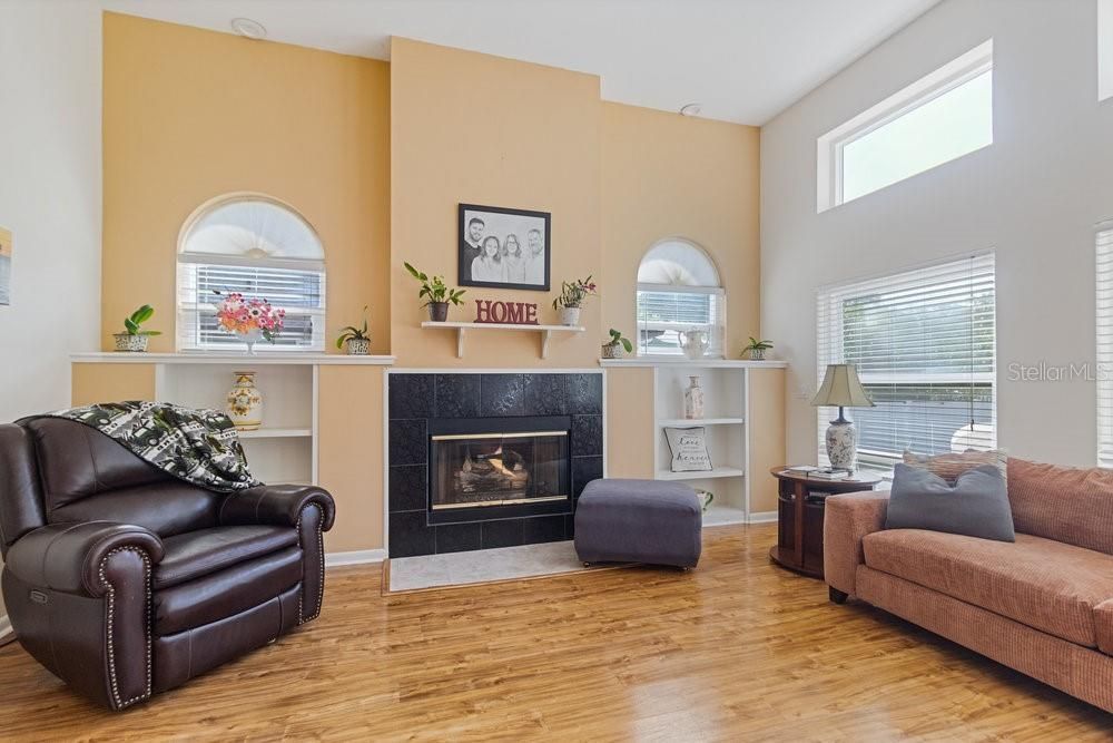 合同活跃: $448,900 (4 贝兹, 3 浴室, 3028 平方英尺)