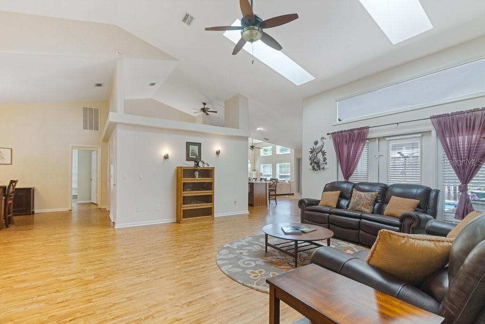 合同活跃: $448,900 (4 贝兹, 3 浴室, 3028 平方英尺)