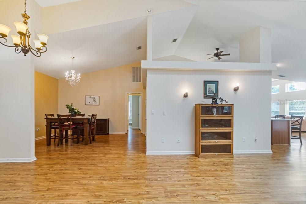 合同活跃: $448,900 (4 贝兹, 3 浴室, 3028 平方英尺)