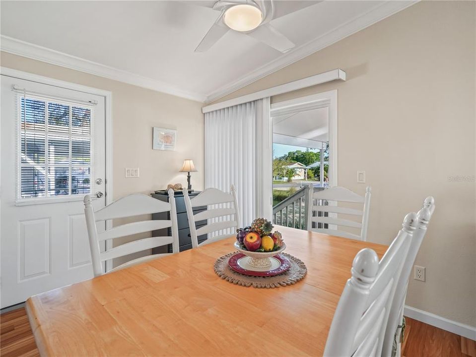 待售: $170,000 (2 贝兹, 2 浴室, 864 平方英尺)