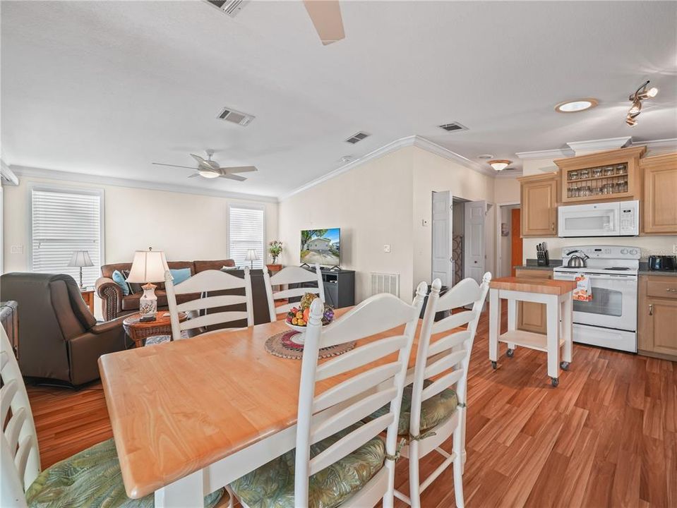 待售: $170,000 (2 贝兹, 2 浴室, 864 平方英尺)