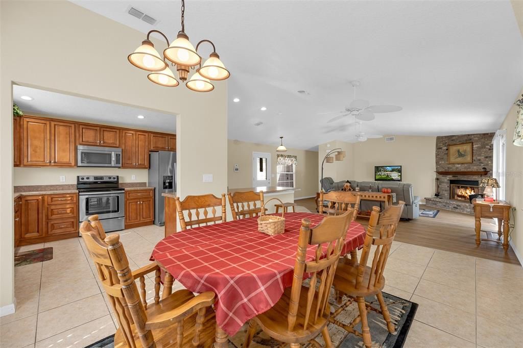 На продажу: $349,900 (3 спален, 2 ванн, 1671 Квадратных фут)