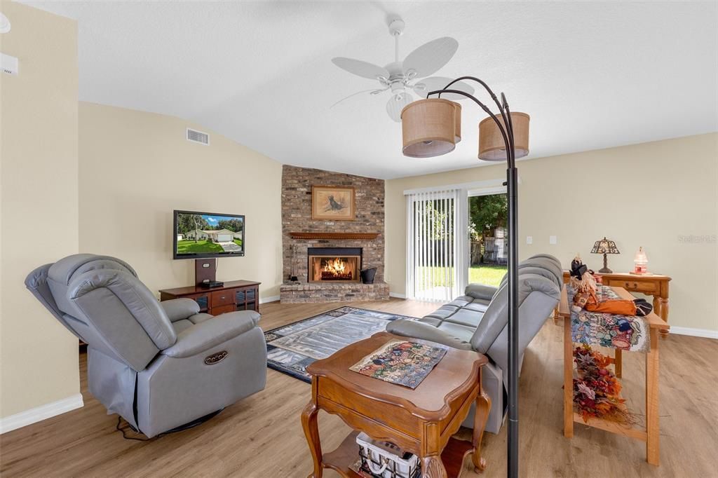 На продажу: $349,900 (3 спален, 2 ванн, 1671 Квадратных фут)