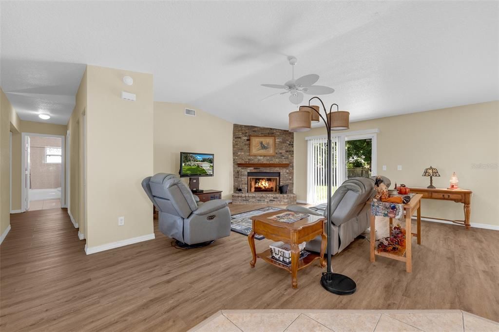 На продажу: $349,900 (3 спален, 2 ванн, 1671 Квадратных фут)