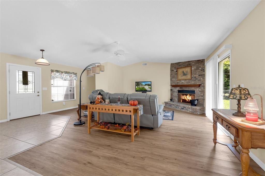 На продажу: $349,900 (3 спален, 2 ванн, 1671 Квадратных фут)