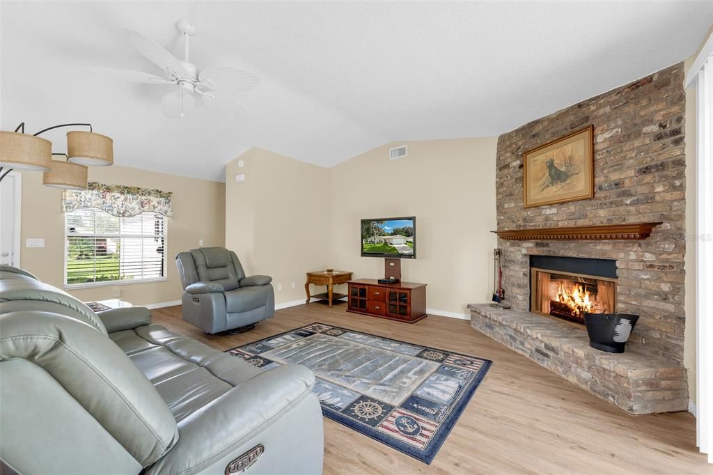 На продажу: $349,900 (3 спален, 2 ванн, 1671 Квадратных фут)